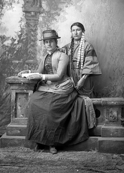 Kayan Yıldız, Dakota ve kız kardeşi, 1880